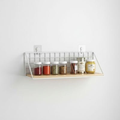 Etagere de cuisine blanche avec divers pots à épices transparents