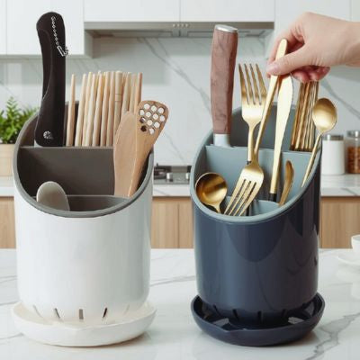 main prend fourchette pot ustensiles cuisine blanc noir