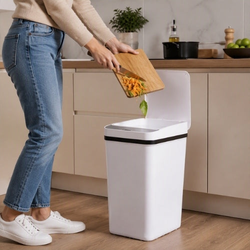 poubelle automatique recevant des déchets jetés par une femme