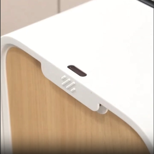 poubelle murale intelligente rechargeable gros plan sur le détecteur