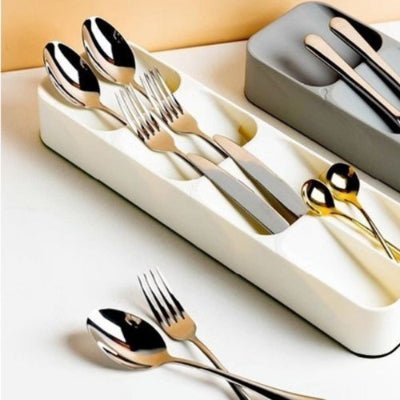 range couvert blanc couverts à l'interieur rangé