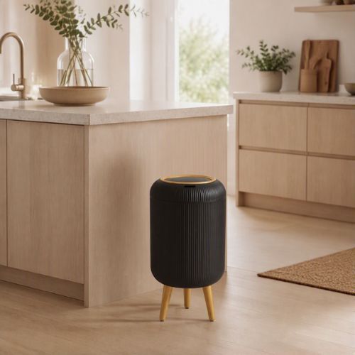 poubelle design noir cylindrique à pieds scandinaves intérieur de cuisine
