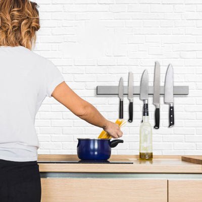 fille bouille spaghettis en face barre aimantée pour couteaux