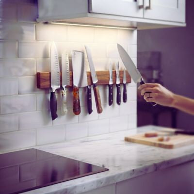 barre aimantée pour couteaux chargée de couteaux