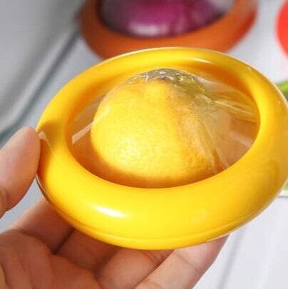 Boite de conservation alimentaire jaune avec un citron en action