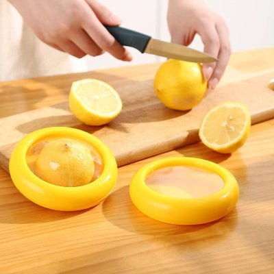 deux citrons et boite de conservation alimentaire une avec citron