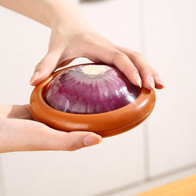 Boite de conservation alimentaire entre deux mains avec un oignon 