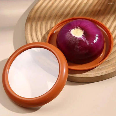 Boite de conservation alimentaire modèle marron sur une plache à découpée