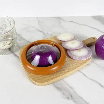 sur un comptoir un verre une boite de conservation alimentaire