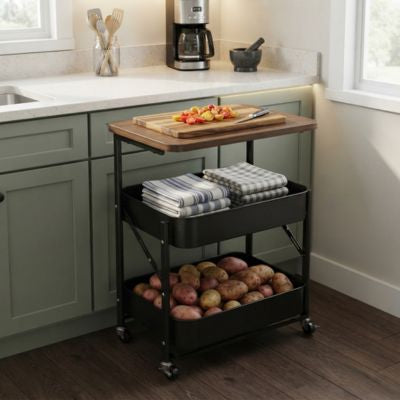 chariot de rangement dans cuisine avec pomme terre torchons