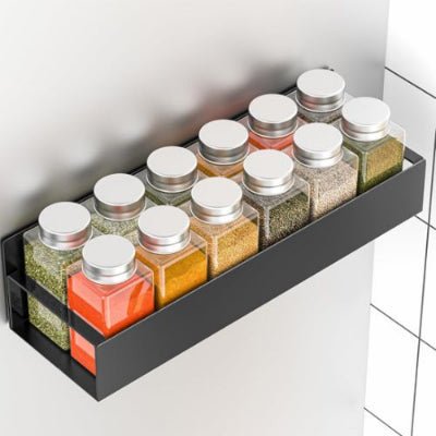 cuisine étagères avec beaucoup de pots épices