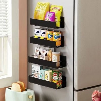 frigo proche fenêtre grille pain cuisine étagères