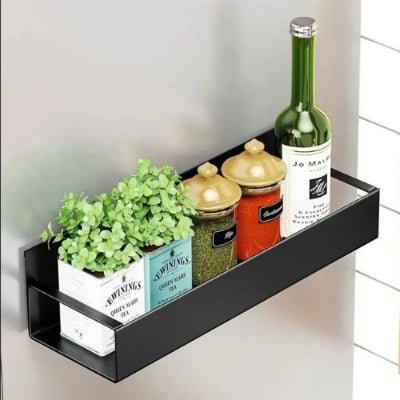 une cuisine étagères bouteille huile pots épices décoration