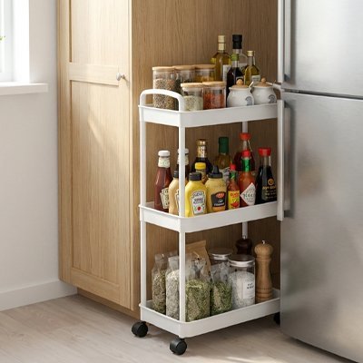 Desserte a roulettes blanche a cote du frigo 