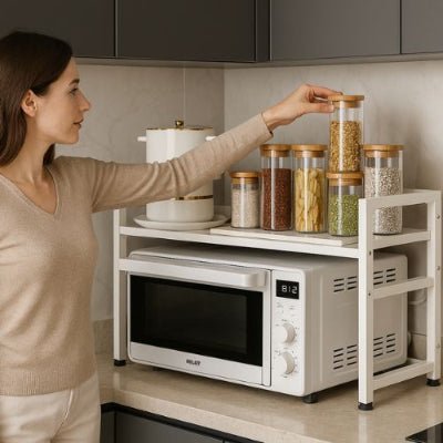 femme tend main vers épices sur plateau étagère cuisine