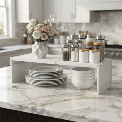 étagère de cuisine avec pots épice assiettes bols