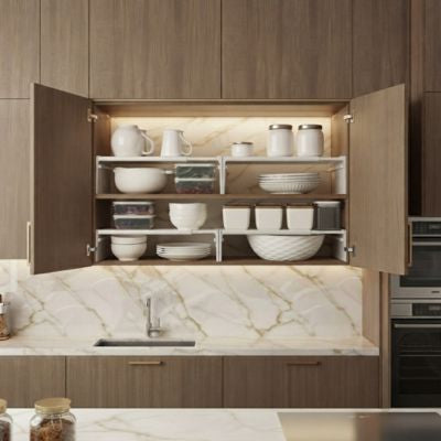 étagère de cuisine dans placard ouvert bon rangement