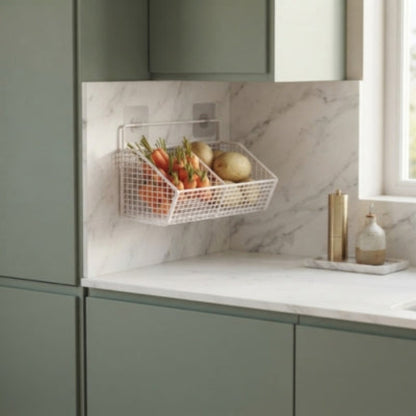 Étagère de cuisine murale blanche suspendue sur mur marbre clair