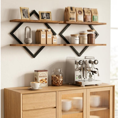 étagère de cuisine murale décorée de cadre et sacs cuisine