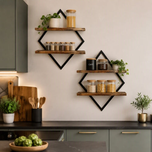 étagère de cuisine murale disposée en décalé sur mur blanc