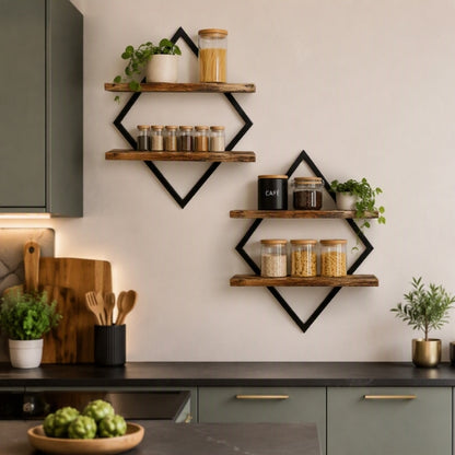 étagère de cuisine murale disposée en décalé sur mur blanc