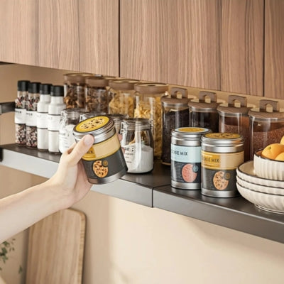 etagere de rangement cuisine avec beaucoup de pots