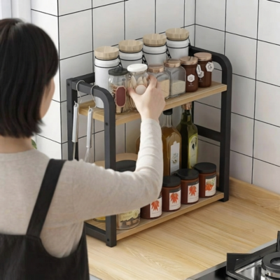 etagere de rangement pour cuisine femme prend pot épices
