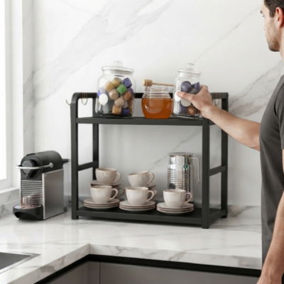etagere de rangement pour cuisine homme prend pot capsules café