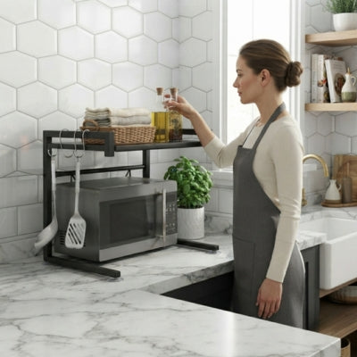etagere micro onde dame prend bouteille d'étagère ustensiles accrochés