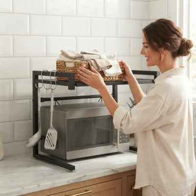 etagere micro onde femme dépose dessus panier avec torchons