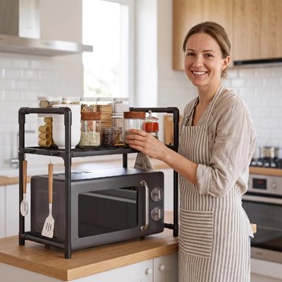 Etagere micro onde femme prend pot à épices souriante