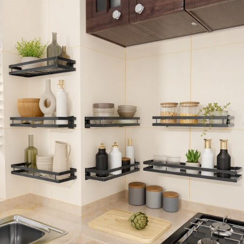 Étagère murale cuisine accueillant vaisselle fine et petites plantes