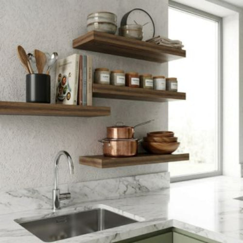 étagère murale cuisine bois chaleureux accueillant vaisselle artisanale