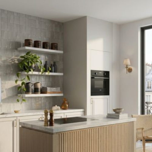 étagère murale cuisine contrastant joliment sur un élégant carrelage gris
