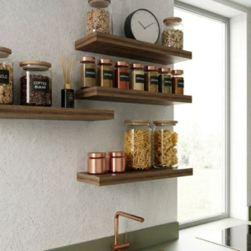 étagère murale cuisine flottante exposant bocaux de pâtes pots épices