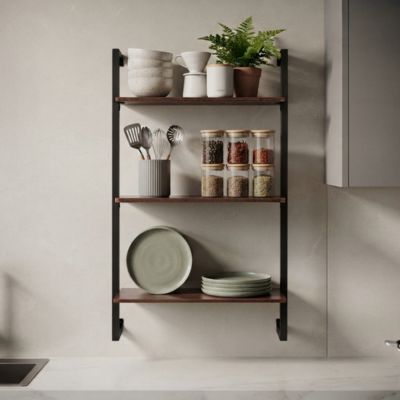 étagère murale cuisine garnie de bocaux à épices et pots