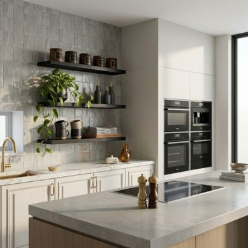 étagère murale cuisine noire contrastant avec revêtement en carreaux clairs
