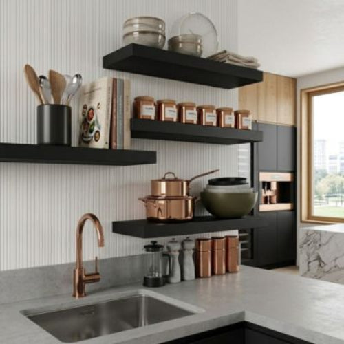 étagère murale cuisine noire moderne avec épices et casseroles cuivrées