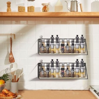 étagère murale cuisine organisant les bouteilles d'huile et épices