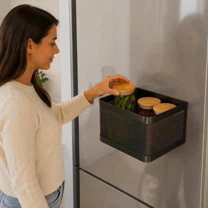 étagère murale cuisine panier noir et femme qui prend bocal