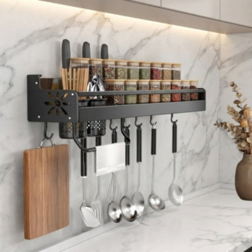 etagère murale pour cuisine chargée de pots à épices et ustensiles accrochés