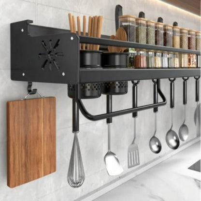 etagère murale pour cuisine garnie pots épices ustensiles suspendus