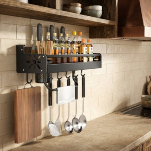 etagère murale pour cuisine métallique supportant bouteilles et ustensiles