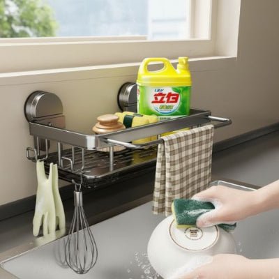 Une personne lave la vaisselle près une étagère pour cuisine