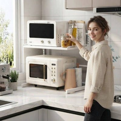 etagere pour micro onde deux niveaux femme prend pot pâtes