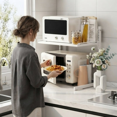etagere pour micro onde femme mets plat dans micro-ondes