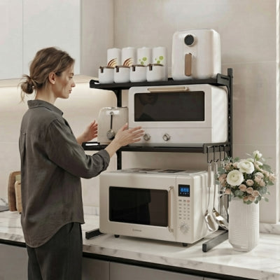 etagere pour micro onde noire trois niveaux femme devant
