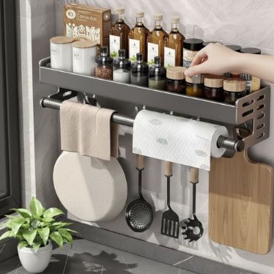 Main saisissant épice démontrant-facilite accès de etagere rangement cuisine