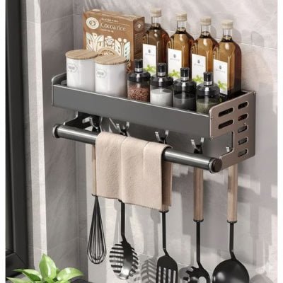 Etagere rangement cuisine fixées au mur avec serviettes et ustensiles