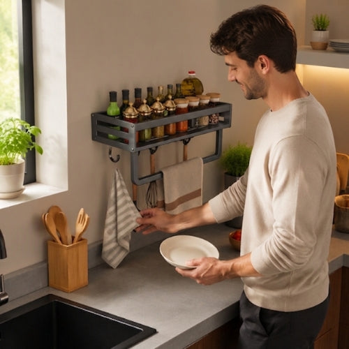 etageres murales cuisine au mur avec torchons pots bouteilles huile